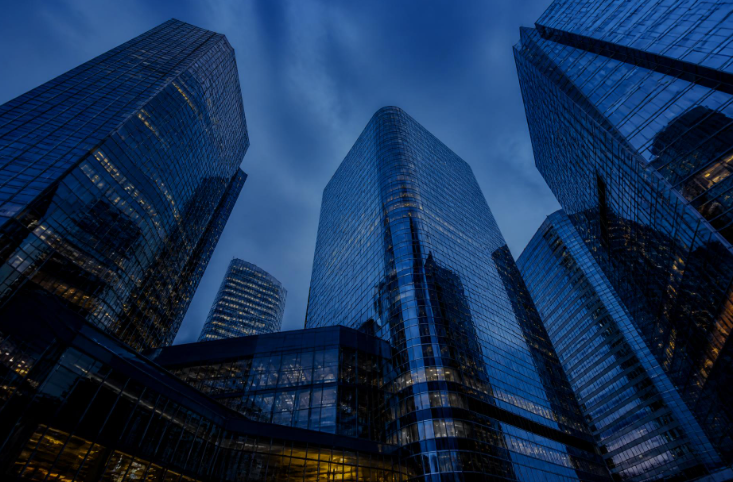 Skyline de rascacielos modernos — Lourdes Global Real Estate